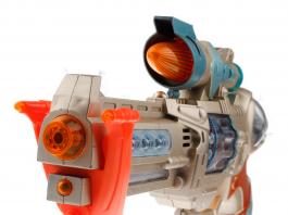 Pistola galáctica de juguete con luces y sonidos