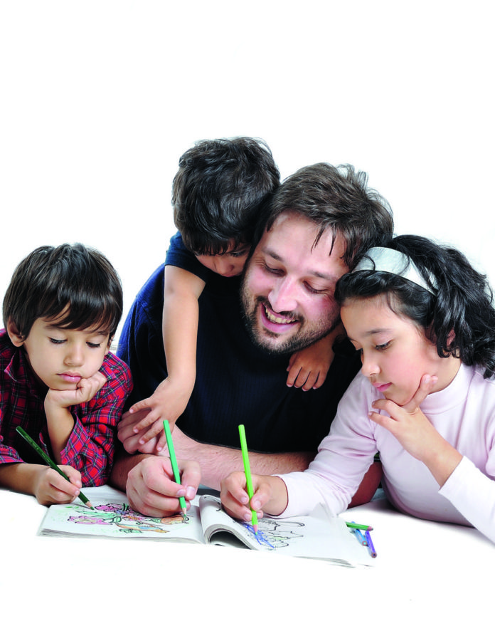 Padre dibujando con sus hijos